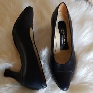 Evan picone navy leather pumps